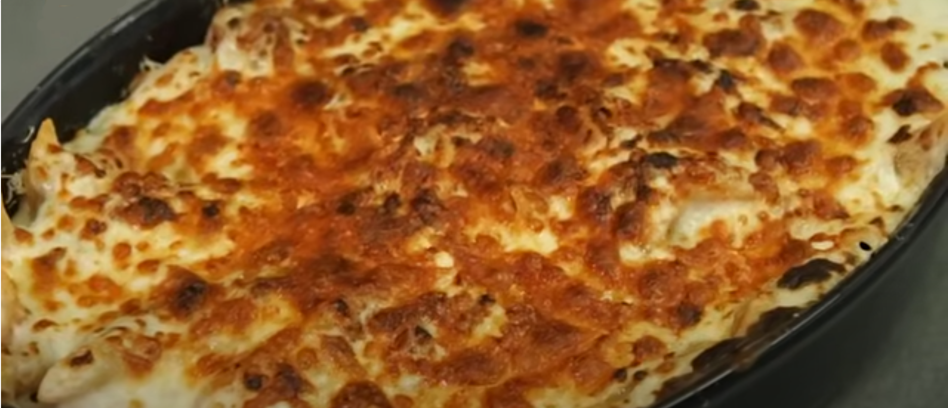 Macarrones al horno con carne y queso gratinados