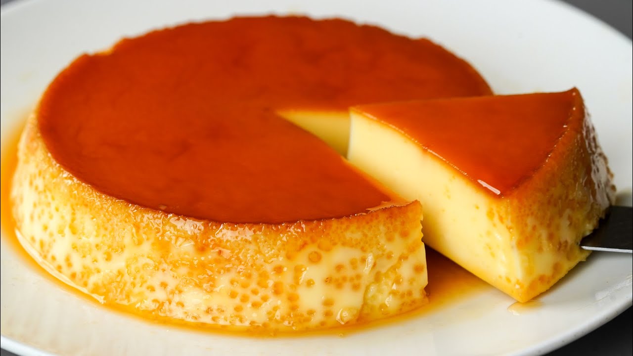 Flan de huevo casero con caramelo líquido en un banner