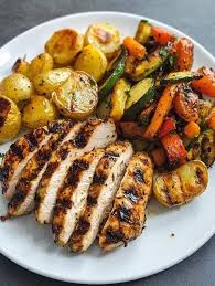 Pechuga de pollo a la plancha acompañada de verduras salteadas