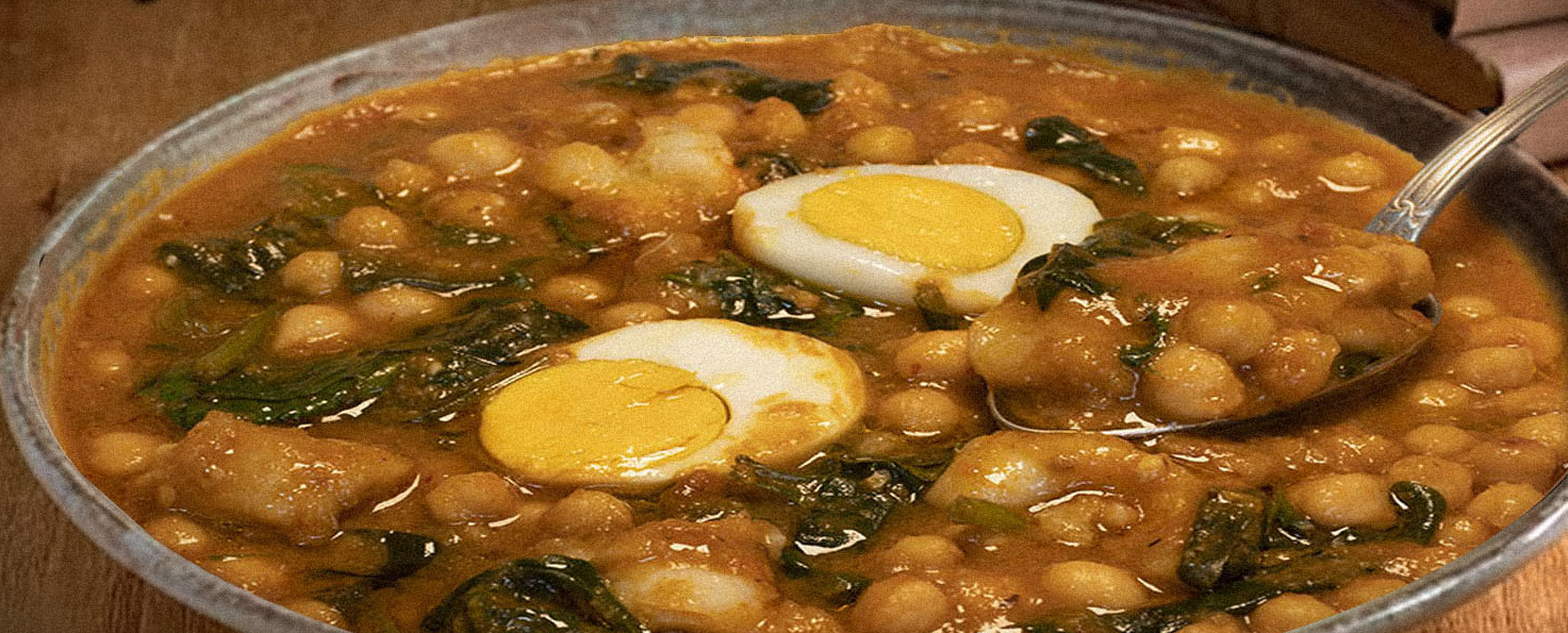 Plato de garbanzos con espinacas y un huevo cocido