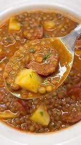 Primer plano de un plato de lentejas guisadas caseras con verduras