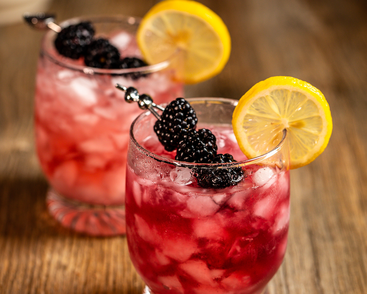 Bramble clásico con hielo picado y mora