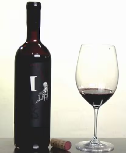 Copa de vino Manto Negro con capa media roja y reflejos violáceos