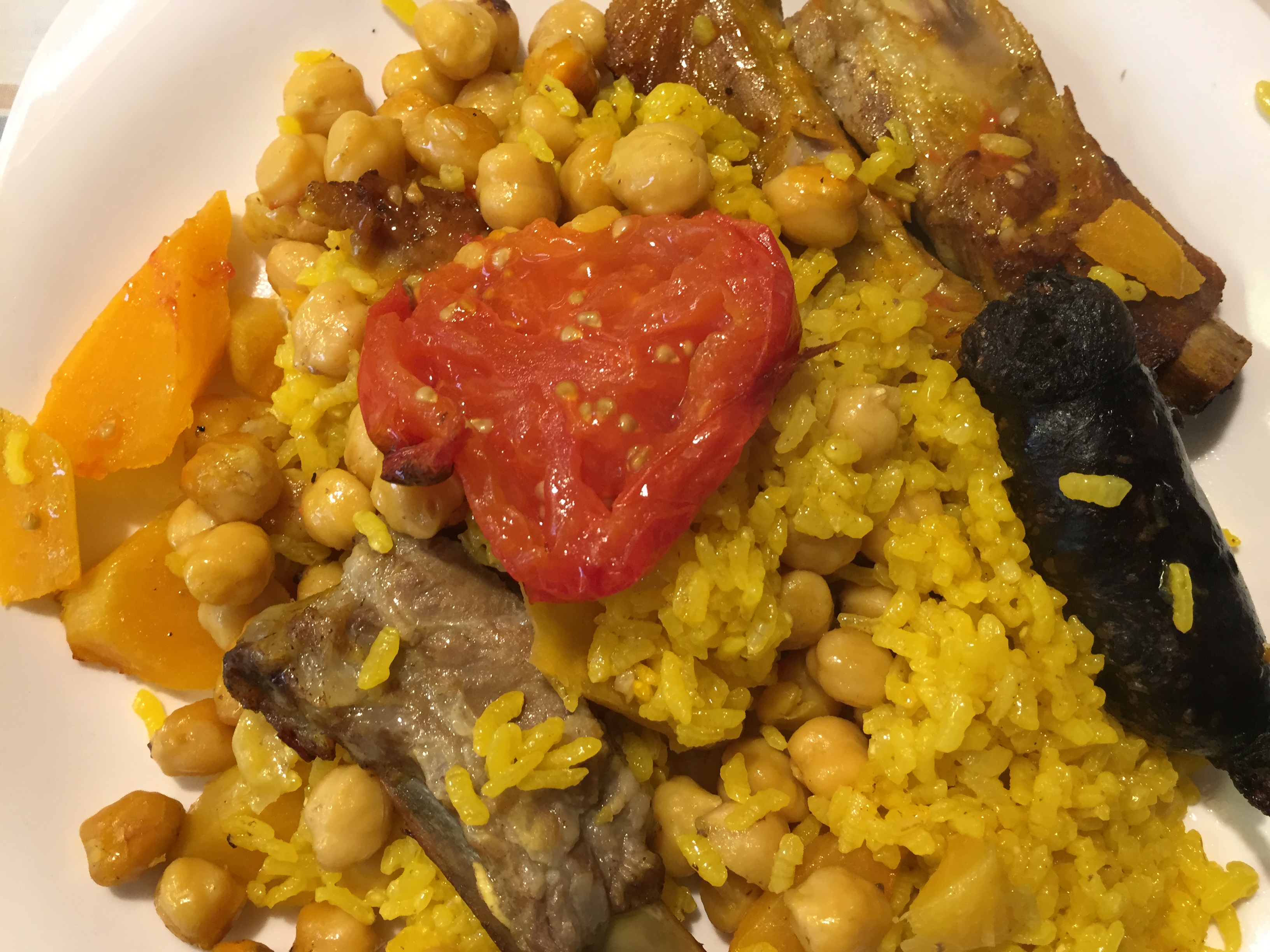 Arroz al horno valenciano en cazuela de barro con costilla, morcilla y patatas doradas