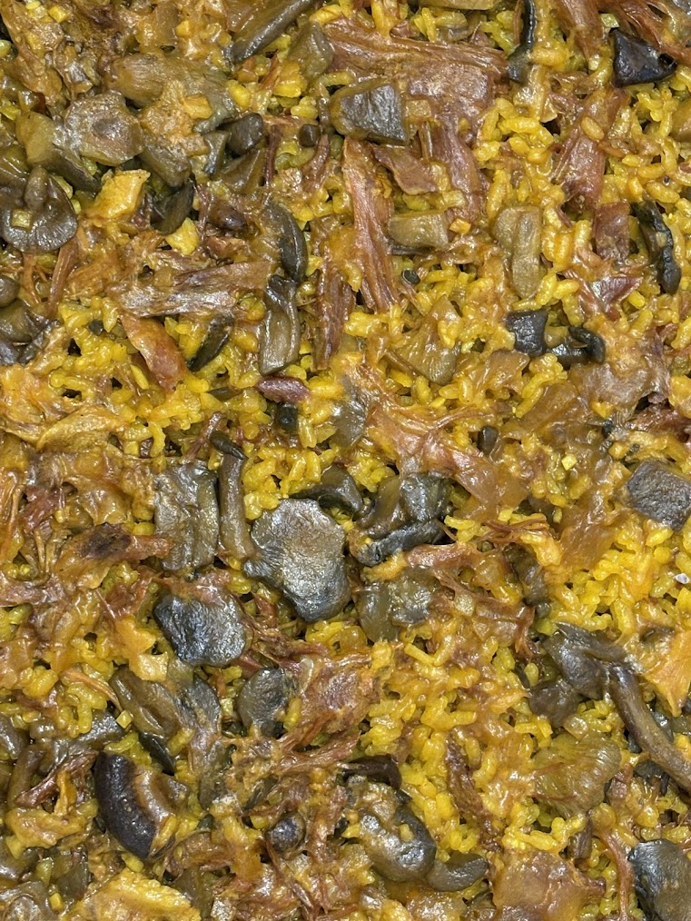 Paella gourmet con confit de pato, cebolla caramelizada y boletus - Fusión de tradiciones