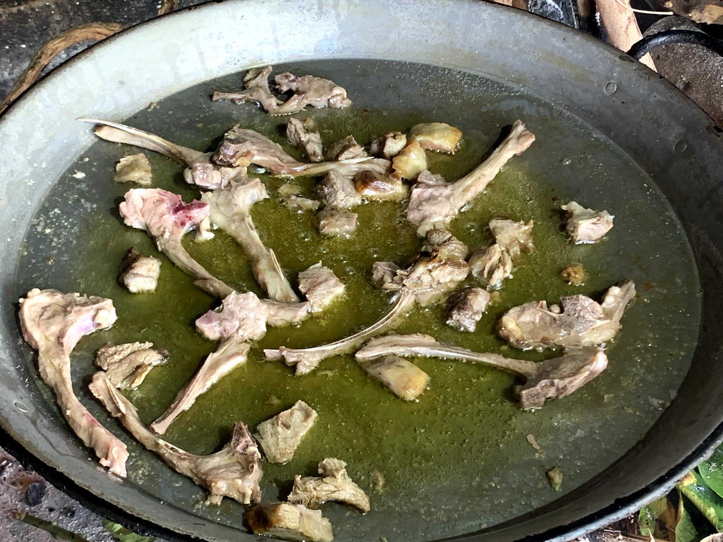 Paso 2 de la paella de cordero: dorar y sellar las chuletas en la paellera