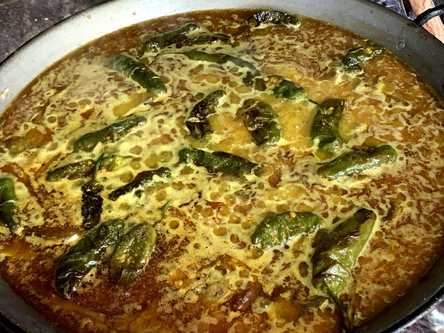 Paso 8 de la paella de cordero: cocción controlada del arroz en la paellera