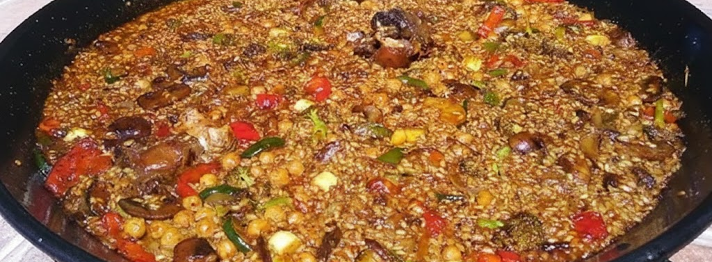 Paella gourmet con rabo de toro estofado, setas salteadas y chips de ajo dorados - Alta cocina española