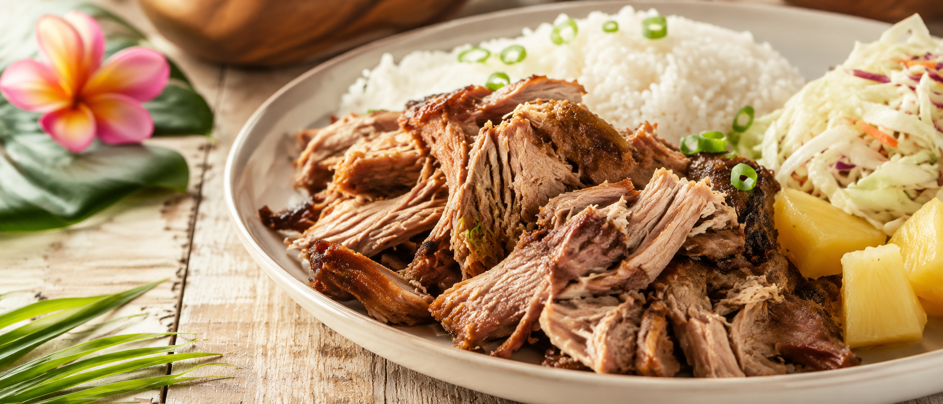 Kalua pork hawaiano de cerdo desmenuzado servido con arroz y col