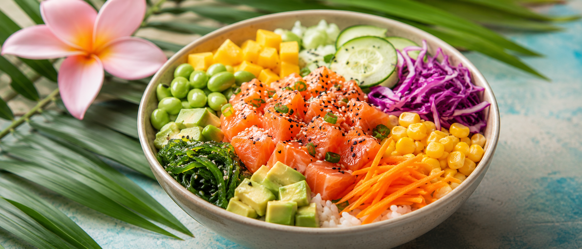 Poke de salmón macerado con arroz, wakame, aguacate y verduras