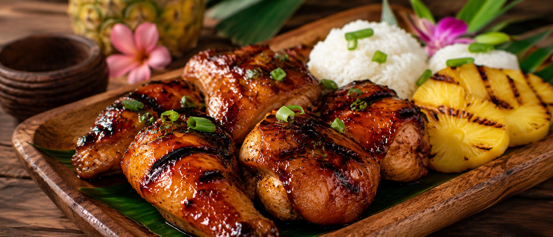 Pollo huli huli hawaiano glaseado con piña, soja y jengibre servido con arroz
