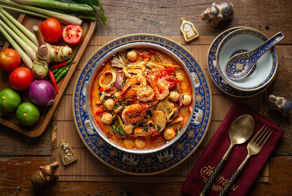 Tom yum tailandés servido caliente con gambas, setas, lima y cilantro
